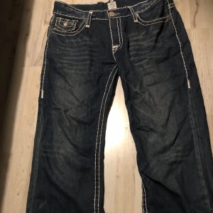 Dark blue Billy super t  True Religion jeans - Selling  dark blue very baggy true religion jeans 38x33 with crazy white stitching. One button misses but i have replaced it. I have shortened the legs from these jeans. Shipping from Finland. I take offers