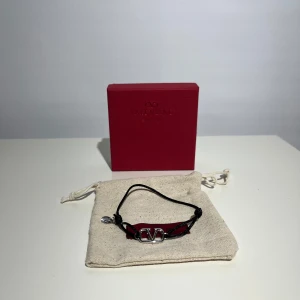 Valentino Vlogo Bracelet - Skick: 10/10, Aldrig använd Tillbehör: Box, dust Storlek: No Size Nypris: 1859kr