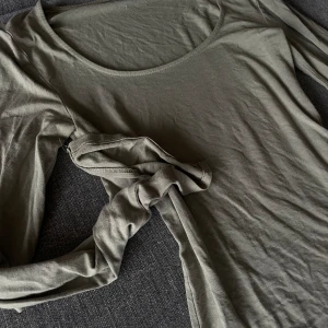 Gina tröja  - Säljer den här Gina tröjan i färg grön som är jättefin och har en jättesnygg passform med öppna armar också!☺️