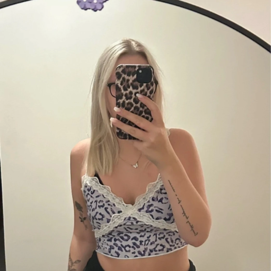 Lila leopardmönstrad topp med spetsdetaljer - 90