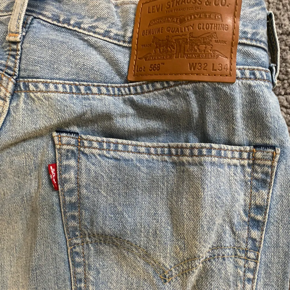 Säljer ett par Levi's 569 jeans i ljusblå denim. De har en avslappnad passform och är perfekta för en casual look. Jeansen är i bra skick och har den klassiska Levi's-lappen på baksidan. . Jeans & Byxor.