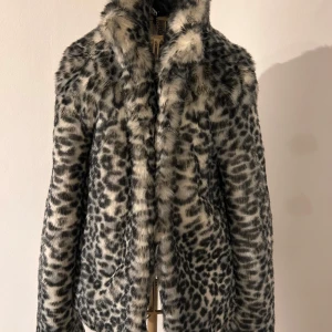 Leopardmönstrad pälsjacka OANVÄND - OANVÄND! Står stl 38 men passar säkert 36 perfekt . Säljer en supercool leopardmönstrad pälsjacka i syntetmaterial. Jackan har långa ärmar och en glansig insida. Dolda fickor och knappar. Perfekt för att sticka ut på festen och samtidigt  hålla sig varm. 🐆✨