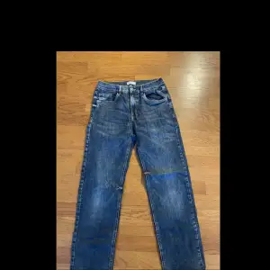 Säljer ett par klassiska blå jeans från Lindex i storlek EUR 164. De har en straight passform. Det finns tecken på användning, men har ett bra skick i huvudsak.