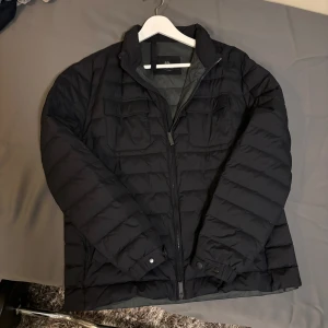 Massimo dutti jacka - Säljer denna Massimo dutti dunjacka som är hur snygg som helst och tyvärr inte längre säljs på deras hemsida. Jackan är i storlek L men passar mig som har M väldigt bra 