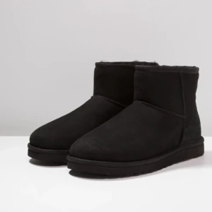Ugg Classic Mini - Svarta Classic Mini Ugg. Använda en säsong. Jättefint skick men vill ha annan färg därav säljer jag dem. Storlek 37. Kan frakta eller mötas upp i Göteborg. 