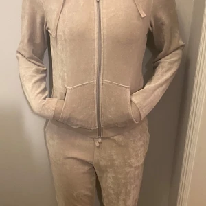 Mjukis set - Ett beige mjukis set har den även i svart.