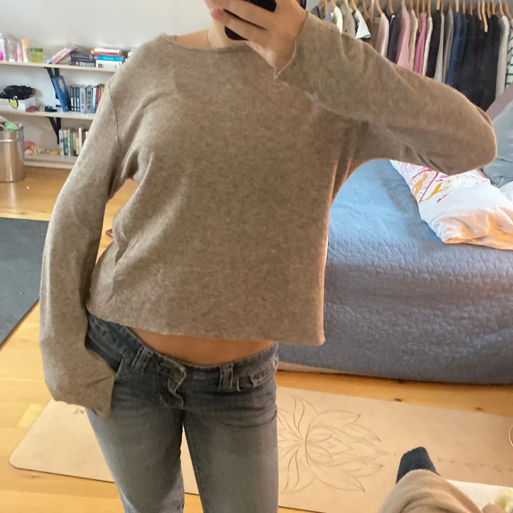 Säljer en supermjuk och bekväm beige croppad tröja. Perfekt för en avslappnad look med jeans. Tröjan har långa ärmar och är i ett lätt material som passar bra för vår och höst. Perfekt för att chilla hemma eller hänga med vänner. 🧡. Tröjor & Koftor.