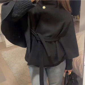 Svart poncho med knytband - Säljer min missäy poncho i modellen ”Blair”, one size. Köpte nyss så har aldrig använt, inga defekter. Pris kan diskuteras.😊