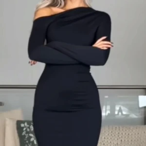 Svart midiklänning från ZARA  - Oanvänd med prislapp kvar