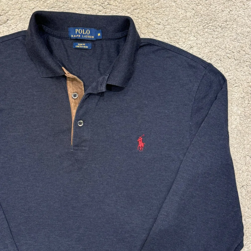 Märke: Ralph Lauren Storlek: M Färg: Mörkblå Skick: Mycket bra skick Passform: Slim fit . Tröjor & Koftor.