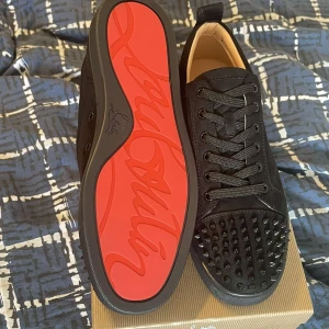  Christian Louboutin - Tjena, jag säljer nu dessa då de inte passa mig. Skorna är endast testade och inget mer. Så skicket är 10/10 och boxen ingår. Priset är inte hugget i sten!.