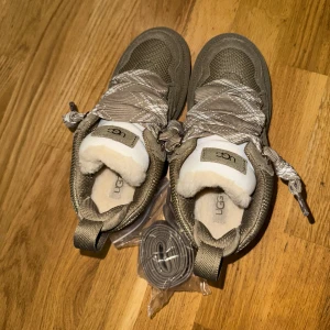 UGG lowmell antilop  - Säljer ett par helt oanvända Ugg lowmell i färgen antilop. Snöre finns kvar men skokartongen är slängd. De är köpta på uggs hemsida. Digitalt kvitto finns. Säljer dem för att de är för små för mig. Mycket fina och sköna vinterskor. 