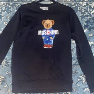 Moschino Sweatshirt - Moschino sweatshirt i storlek M men passar även S. använd några få gånger. Pris kan diskuteras 