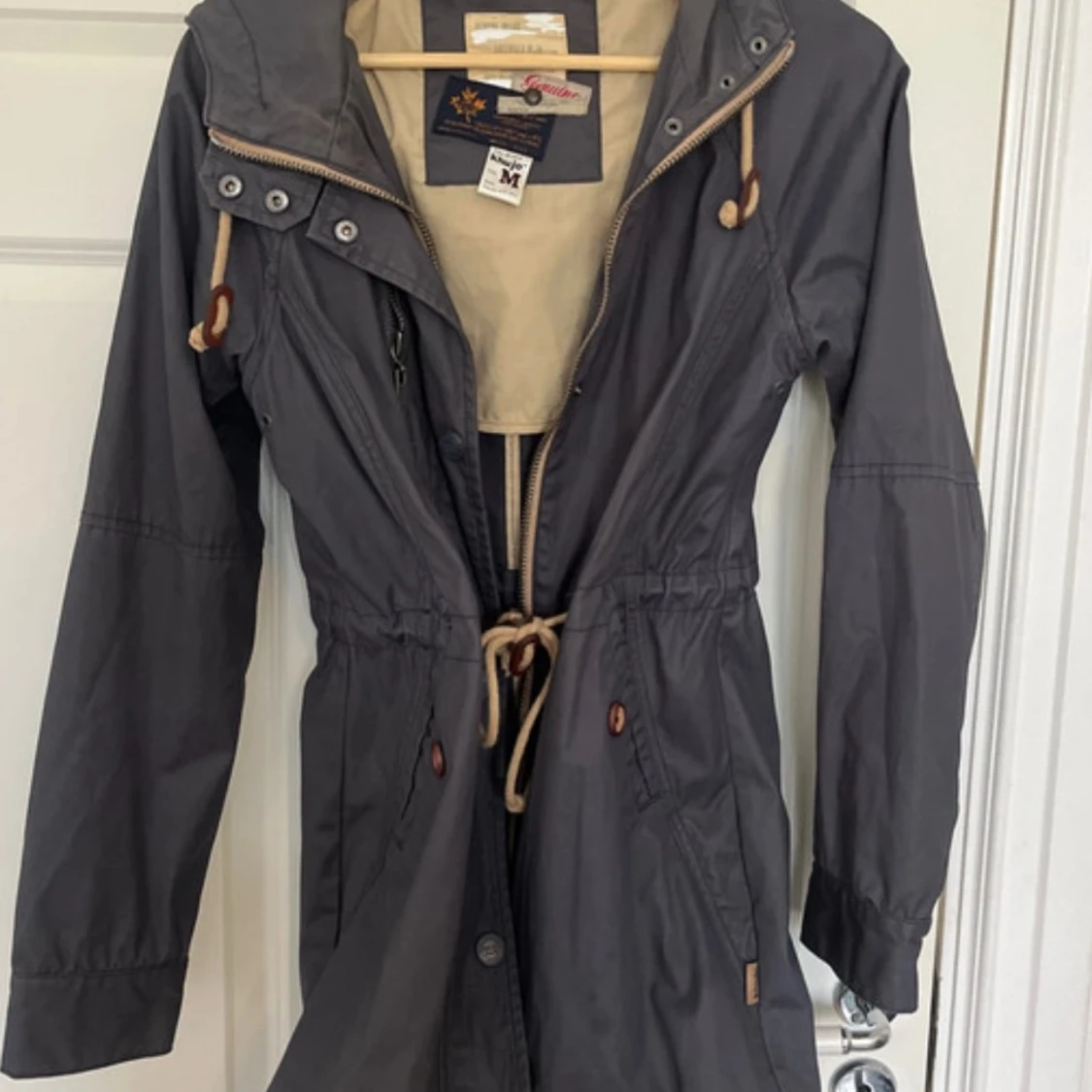 Grå parkajacka från Khujo