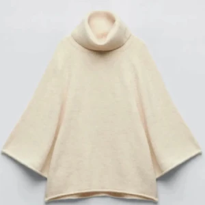 Beige polotröja - Säljer en supermysig beige polotröja som är perfekt för kyliga dagar. Den har en lös passform och långa ärmar, vilket gör den både bekväm och stilren. Perfekt för höst och vinter! 🍂❄️