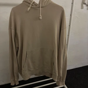 Beige SWEET hoodie - Säljer en beige SWEET hoodie i bra skick.  Pris ej hugget i sten!
