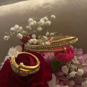 Rostfritt stål armband och ring med tre färger  - Rostfritt stål armbandet och ringen har en stilren design med en rad av tre färger silver rosé och guld som ger en lyxig känsla. Perfekt för att lyfta vilken outfit som helst, oavsett om det är till fest eller vardag. Passar utmärkt som en present eller för att skämma bort dig själv. ✨