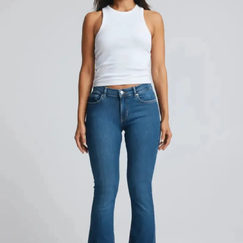 Jag köpte den men det var för liten för mig och den är knappt använd.Bra för tjejer runt 157-160 cm.. Jeans & Byxor.