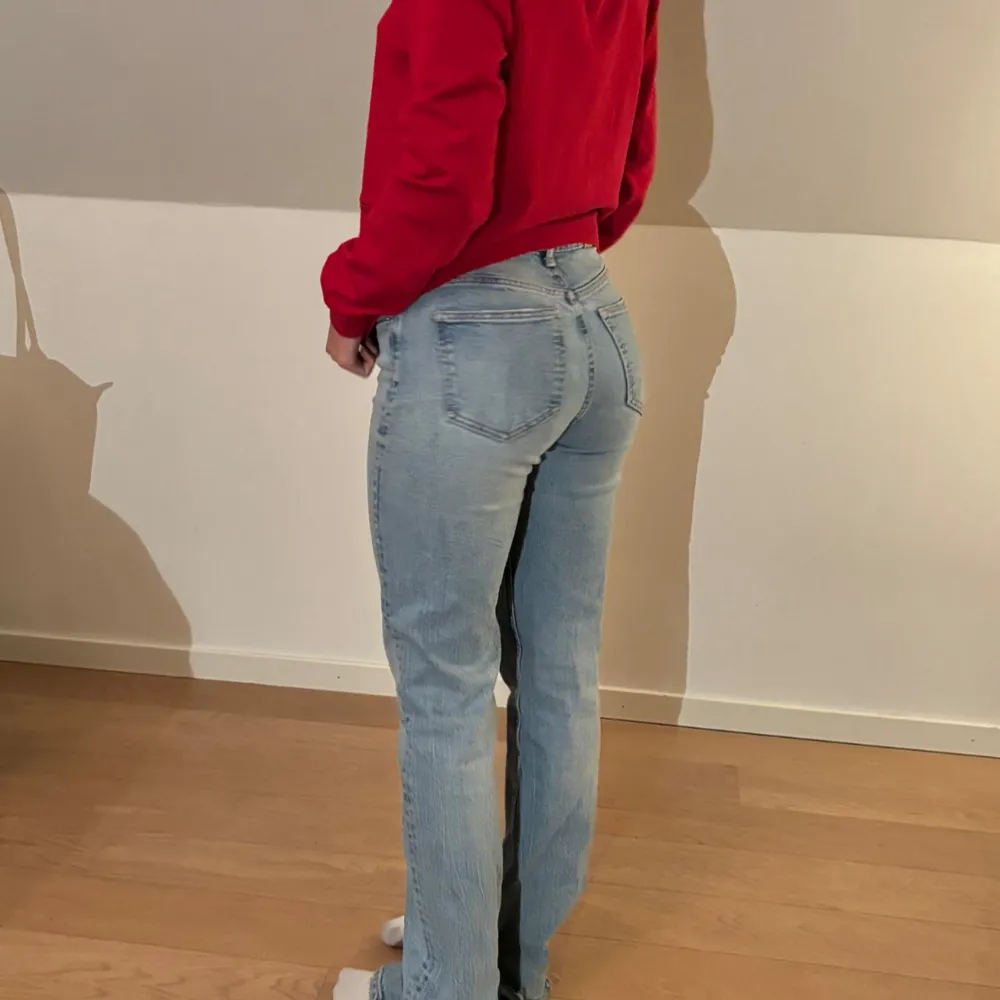 Säljer ett par ljusblå jeans i mycket bra skick.🍂🫶🏼så snygg passform! De är lite slitna nere vid benen men annars i bra skick. Har en cool slits på insidan!🫶🏼💞De är ifrån zara och är i storlek 34. Personen på bilden är 162 cm lång, så de passar någon som unigefär har den längden. De är raka/lite bootcut och ör mid waist. Ställ gärna frågor!🧸(obs: är lite slitna längst nere, men inget som man märker eftersom det är på båda sidorna). Farkut & Housut.