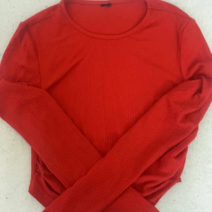 Röd ribbad tröja - Säljer en snygg röd ribbad tröja med långa ärmar. Perfekt för höst och vinter, den är både stilren och bekväm. Passar bra till både vardag och fest. Skicka ett meddelande om du är intresserad! 🔥