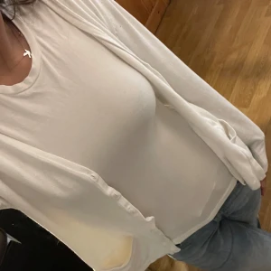 Vit kofta - Sååå fin vit kofta från RoseBud i jätte bra skick och knappt använd!💕