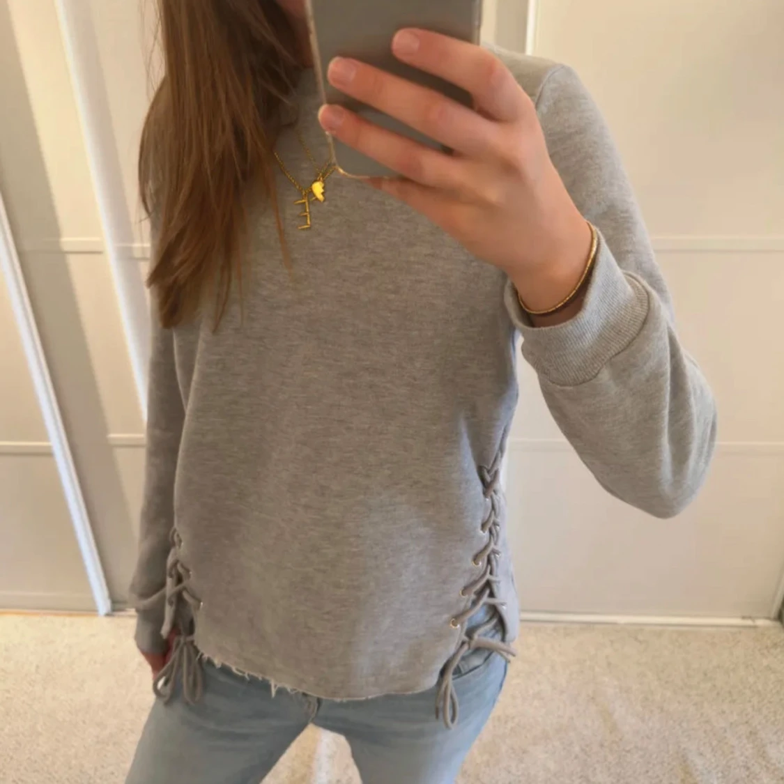 Grå tröja med snörning