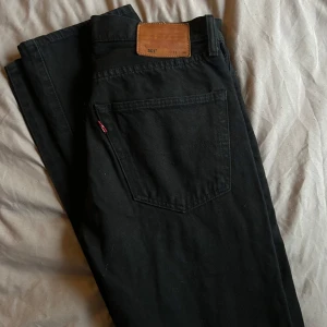 Svarta Levis 501 jeans - Säljer ett par klassiska svarta Levis 501 jeans i mycket bra skick. De är i storlek W31 L34 och har den ikoniska raka passformen. Perfekta för både vardag och fest! 🖤