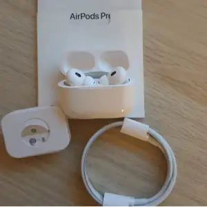 Hej! Säljer air-pods pro 2 som är högsta kvalitet i marknaden just nu! Säljer helt nya och med alla orginala tillbehör. För flera frägor så tveka inte att skriva. Jag kan dela hur mänga bilder du vill!