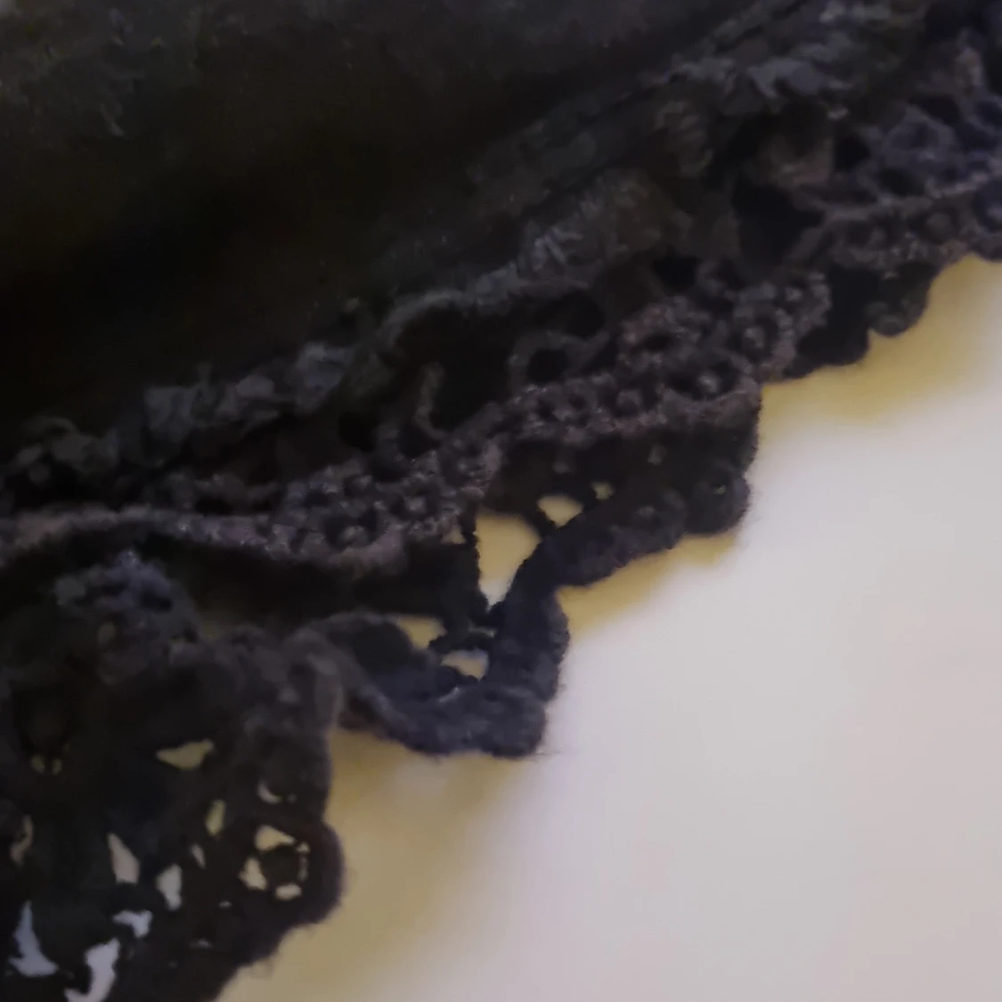 Svarta shorts som är lågmidjade med spetsdetaljer från Kappahl - 92