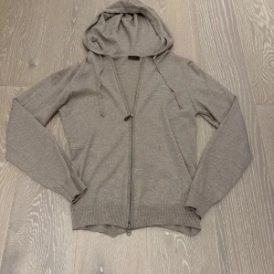 Stenströms zip - Säljer en riktigt fet Stenströms zip i 100% Merinoull | Nypris: 2.300kr | Skick 9,5/10 Inga defekter eller hål | Perfekt till fest eller till vardags | Storlek M men kan även passa S | Hör av dig vid frågor eller funderingar! 
