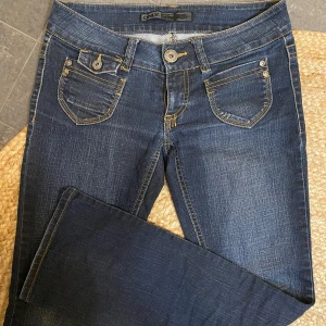 Lågmidjade bootcut jeans från only - Supersnygga lågmidjade jeans från Only. Köpta här på plick men säljer då de tyvärr är för kort💕Inga tecken på användning💕 Innerbenslängd: 76 cm  Midja tvärs över: 39 cm