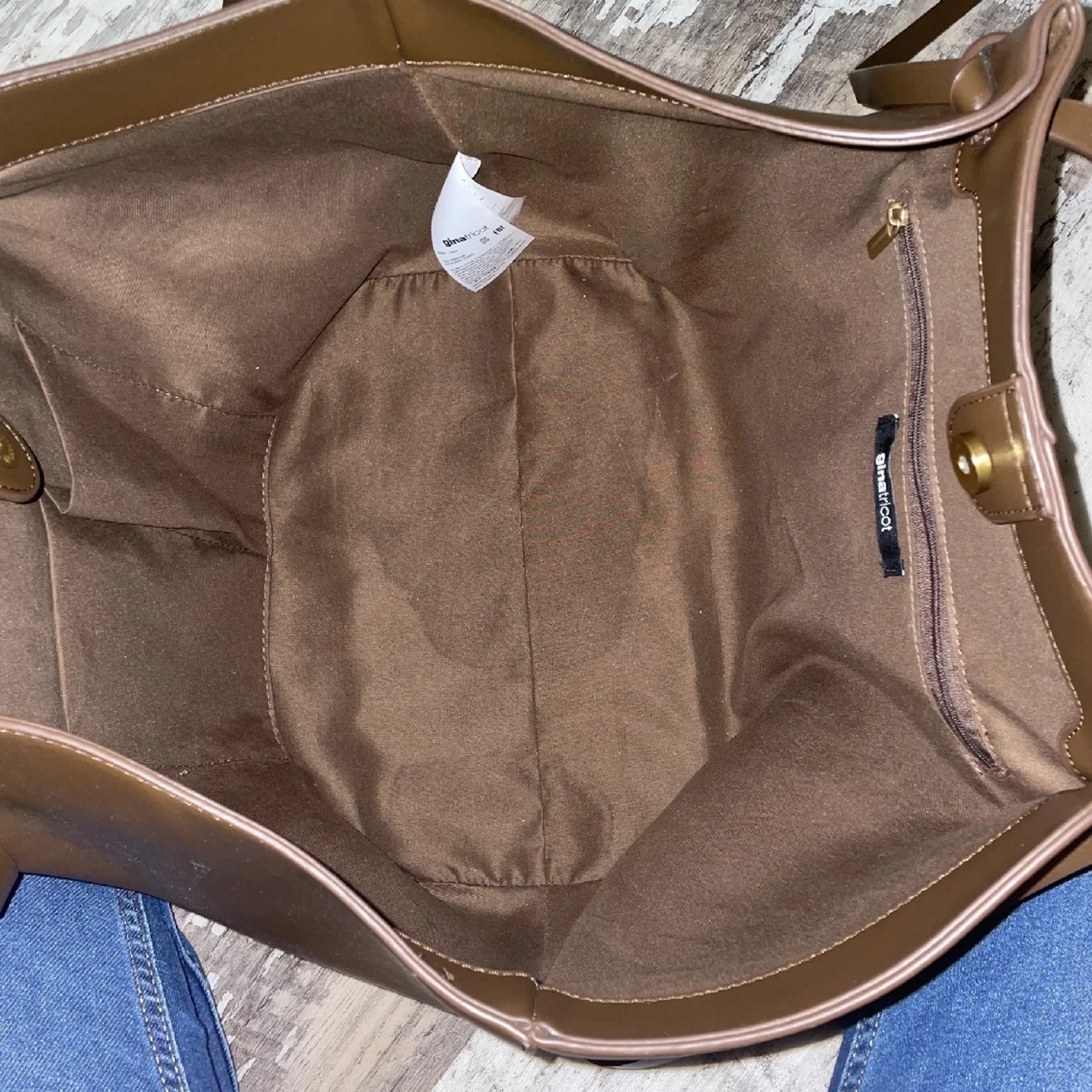 Brun skinnväska med gulddetalj - 90