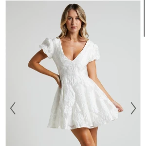 Vit klänning med puffärmar - Superfin vit klänning med  v-ringning och puffärmar. Perfekt till studenten! Den har en vacker broderad struktur och en öppen rygg 💞 Jag säljer då jag köpte 2st i olika storlekar men valde den andra tillslut. Köpte den på showpo för 100 euro ~ 1250kr + 300kr i tullavgift. Pris kan diskuteras vid snabb affär 💞🌟