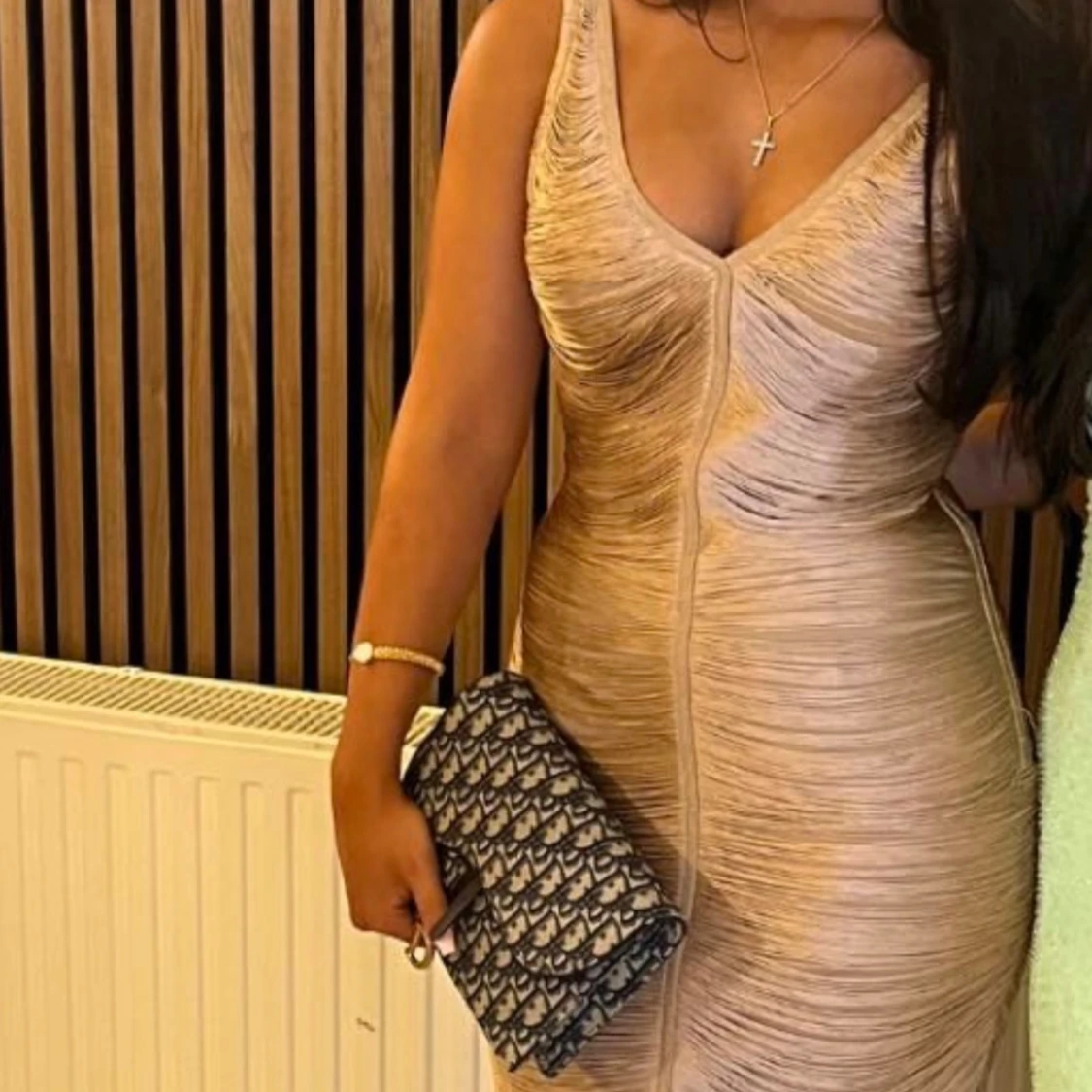 Champagnefärgad tight midiklänning