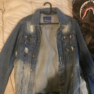 Gavni jeans shorta - Säljer den använder ej 