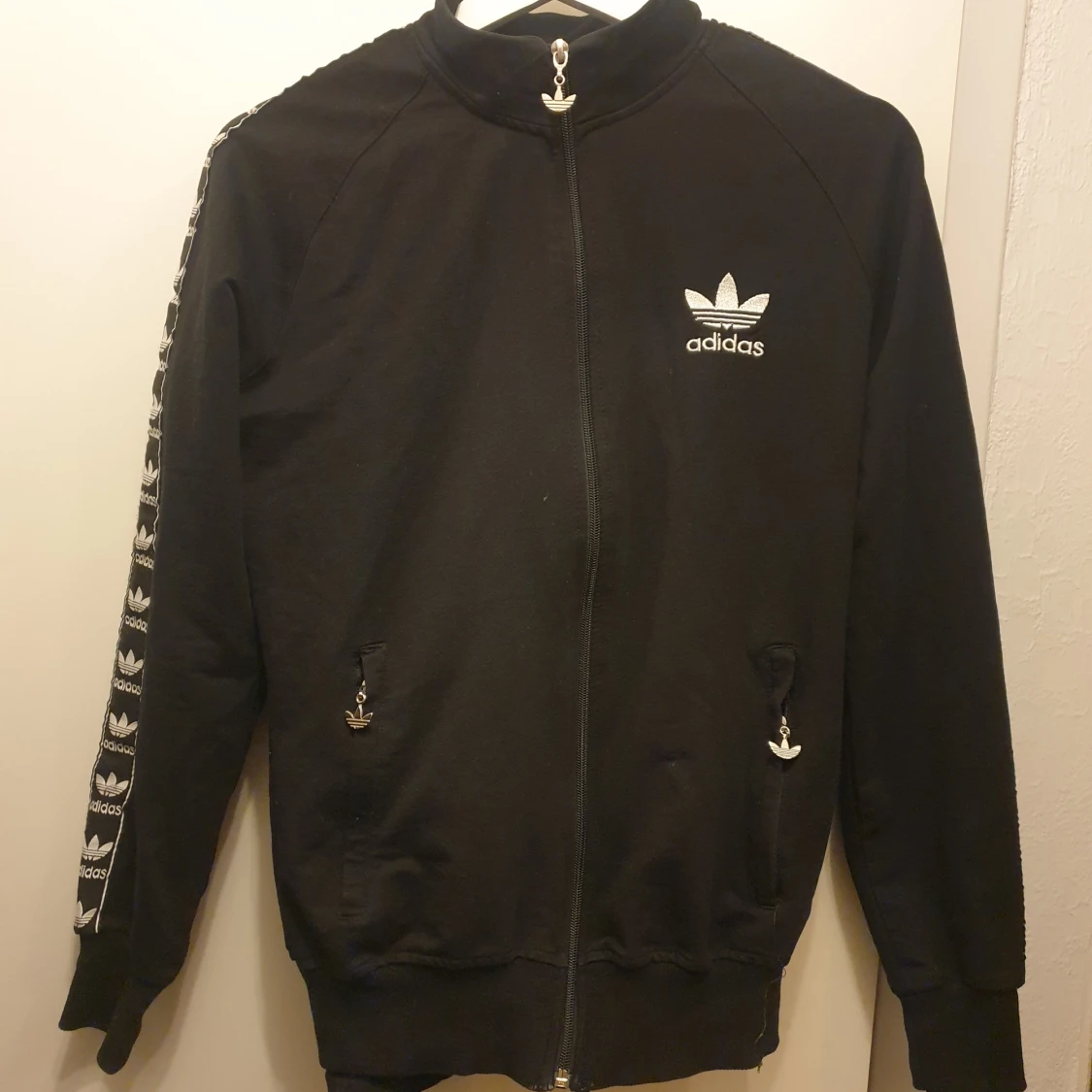 Svart tracksuit från Adidas