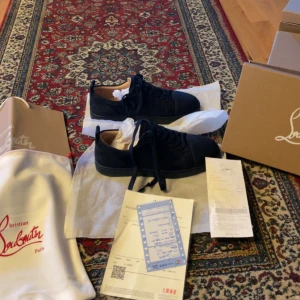 Louboutin skor - Säljer helt nya Louboutin skor de är svåra att hitta och unika för sin text där bak, perfekt till en julklapp till dig själv elr ngn annan!