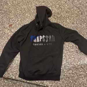 Trapstar tröja - En väldigt fin trapstar tröja i väldigt bra skick, om ni har frågor tveka inte på o ställa. Priset kan även diskuteras 