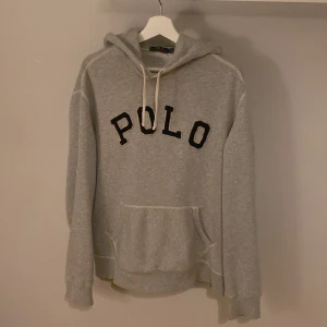 Ralph lauren hoodie  - Säljer nu denna extremt snygga Ralph lauren hoodien som är aldrig används. Storlek L men passar M-L