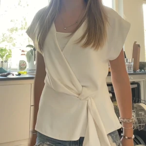 Vit omlottopp från Zara - Säljer denna jätte fina blusen från Zara. Köpt i somras men använd ca 5 gånger❤️