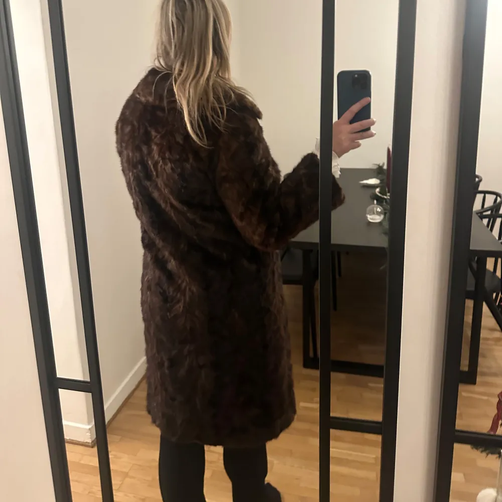 Säljer en superfin brun pälsjacka som är perfekt för vintern. Den är lång och har långa ärmar, vilket gör den riktigt varm och mysig. Perfekt för kalla dagar när du vill hålla stilen. 🐻. Takit.