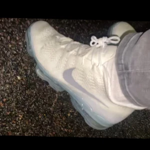 Vita Nike Vapormax sneakers - Snygga vita Nike Vapormax sneakers med en genomskinlig sula och klassisk snörning. Perfekta för en sportig look. Nypris ligger på 2700 från jd sports för ett tag sedan. Har lagt in en ny sula som är bekvämare för den gamla orginella gick sönder. Pris kan diskuteras