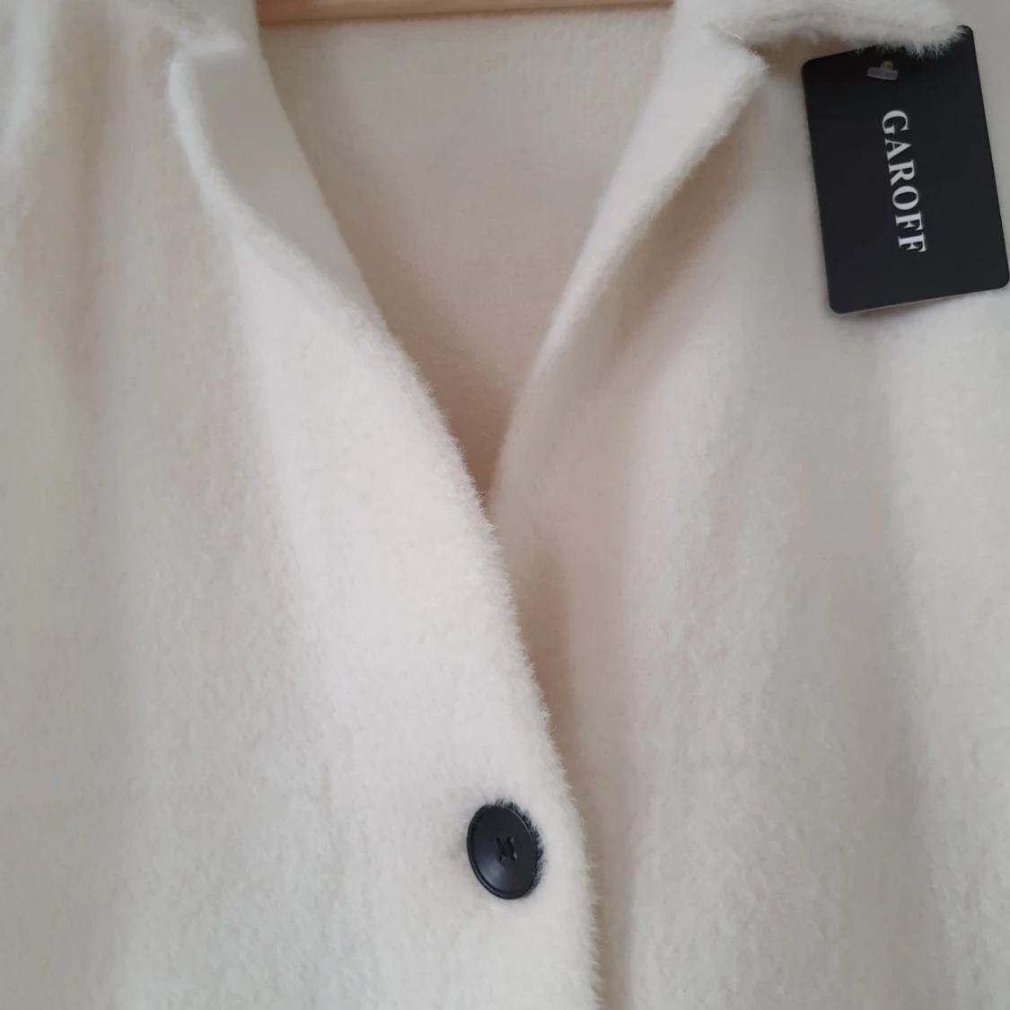 Härligt varm och snygg jacka/kappa i Off-white. Helt ny. One size. Garoff. - 90