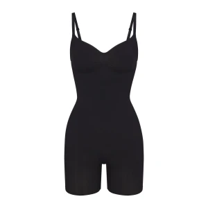 Svart bodysuit från Skims, storlek XXS - Säljer en svart bodysuit från Skims i storlek XXS. Denna shapewear har justerbara axelband och är designad för att ge en smickrande siluett. Perfekt för att bära under kläder för en slätare look. Har vanligtvis S eller Xs men när man satte sig på den så blev man automatiskt 2 storlekar mindre utan att de kläms och gör ont. Skulle returnera men när ja provade den hemma så lade jag den direkt i tvätten för att sen lämna tillbaka men det nekades pga tvättning och de tillät inte. Tveka it o höra av 