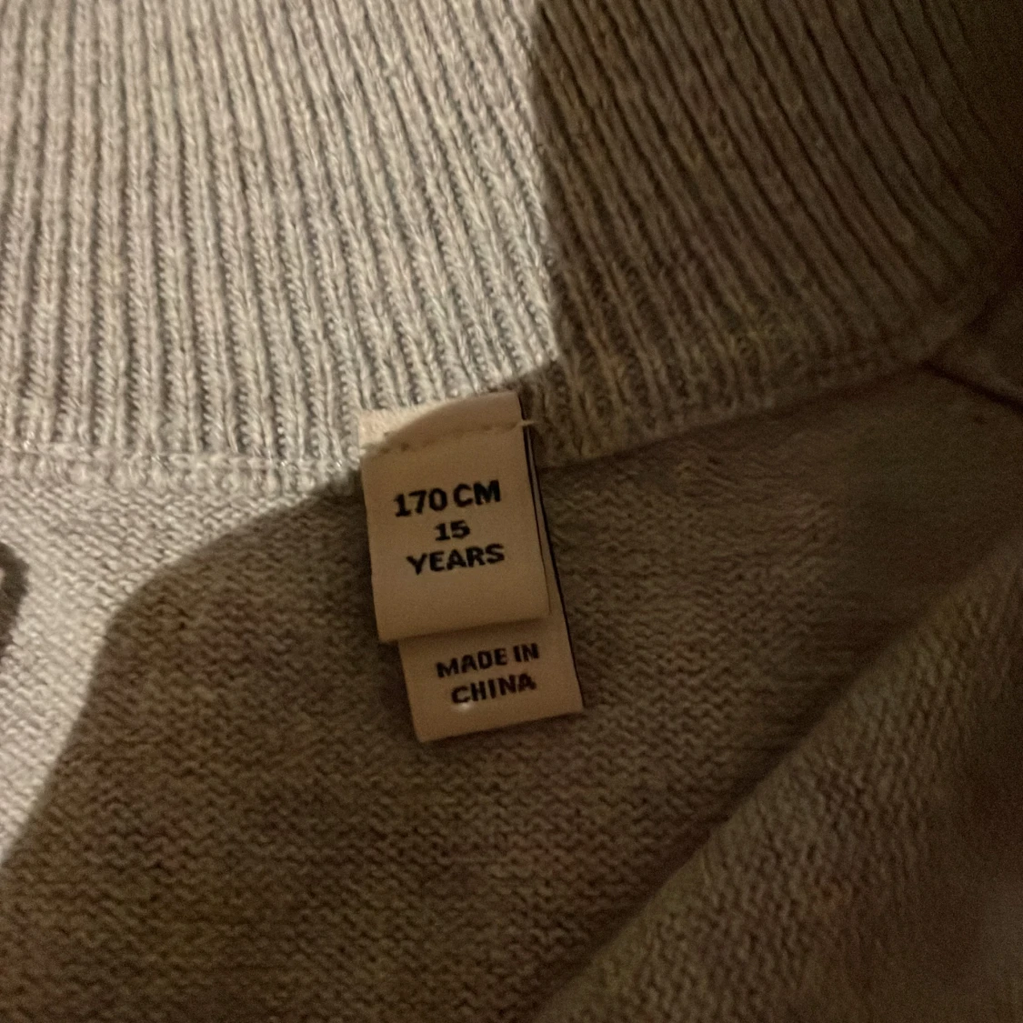 Grå tröja med dragkedja från GANT - 90