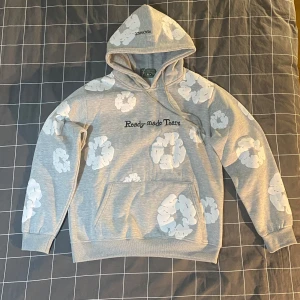 Denimtears X Readymade (ƦⴹP) - OBS, ƦⴹP.         Hoodien är i storleken M och är gjort av ett bra och skönt material som passar perfekt för vintern och våren. Den är i nyskick och har bra passnings form. Kontakta mig om du har några frågor eller om du vill ha fler bilder. 