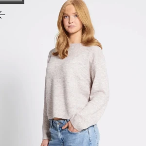 Beige stickad tröja - Mysig beige stickad tröja med långärmad design. Perfekt för kyligare dagar med en avslappnad passform. Enkel och stilren, passar till det mesta, aldrig använt❣️ köpte för 150 