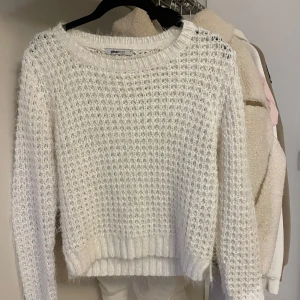 Vit stickad tröja från Gina Tricot - Mysig vit stickad tröja från Gina Tricot i storlek S. Perfekt för kyliga dagar med sin varma och bekväma design. Tröjan har långa ärmar och en klassisk rund halsringning. Passar både till vardags och lite finare tillfällen. 🧶✨