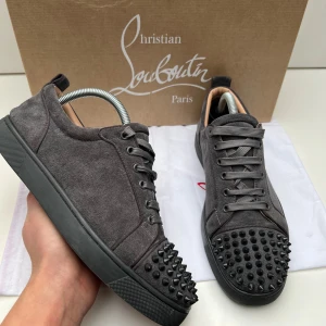 Christian Louboutin  - Christian Louboutin skor i storlek 41 men passar dig som har 42 skick 8,5/10 Pris 2000kr Obs endast skorna ingår!