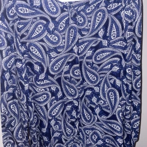 Mönstrad blus från Massimo Dutti - Snygg blus från Massimo Dutti med ett detaljerat paisleymönster i blått och vitt. Rundad krage och knappat längst med. Perfekt för en stilren look. 1a bilden var lite dålig kvalité. Men kolla närbild för mer exakt utseende. Köpt för ca 600kr. 